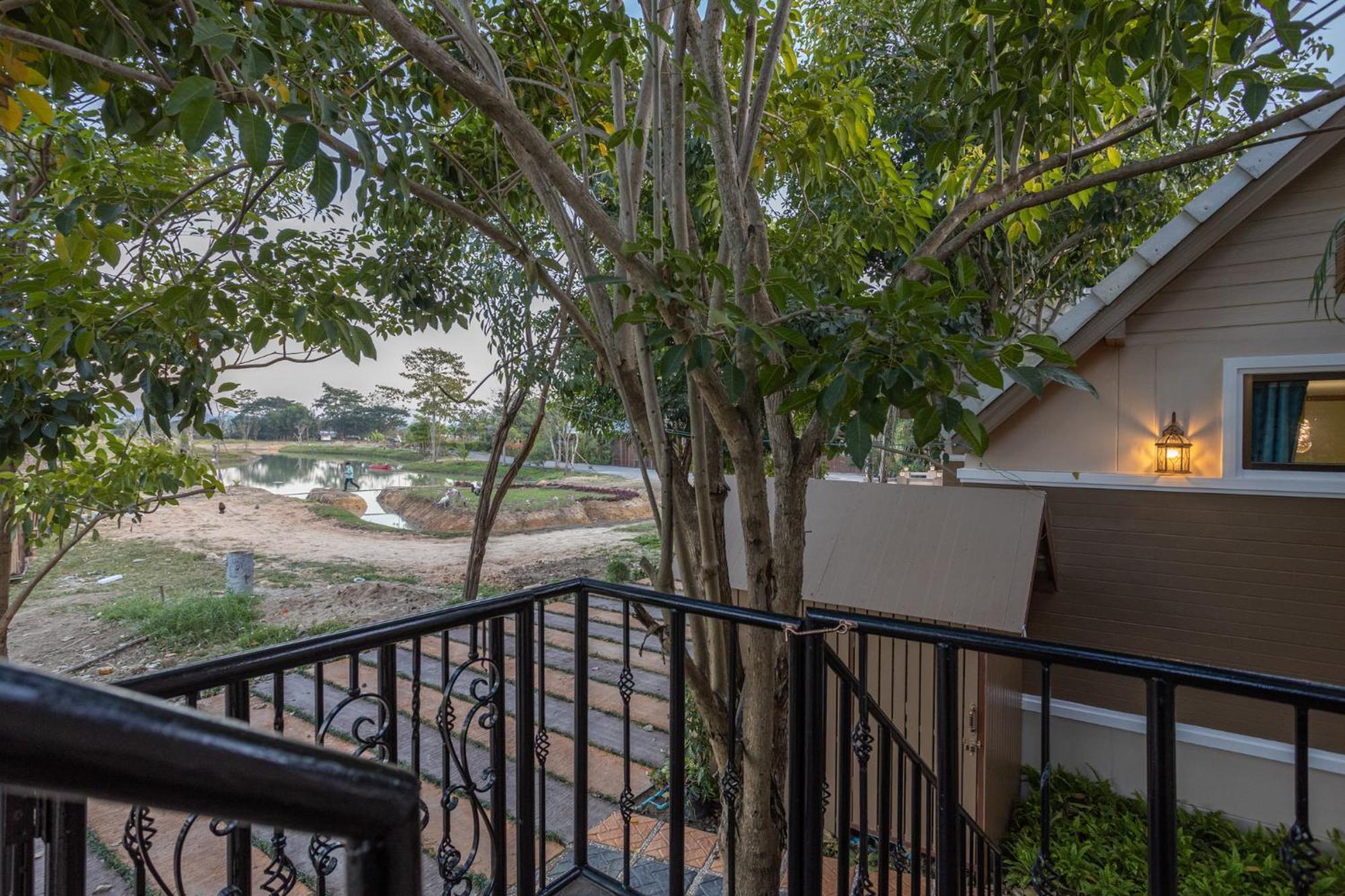 Mana-An Lake Hill Resort มานาอันเลคฮิลล์รีสอร์ต チエンマイ エクステリア 写真